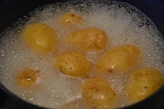 Začneme tím, že si dáme vařit brambory. Budeme vařit asi 20 minut, podle velikosti brambor. 