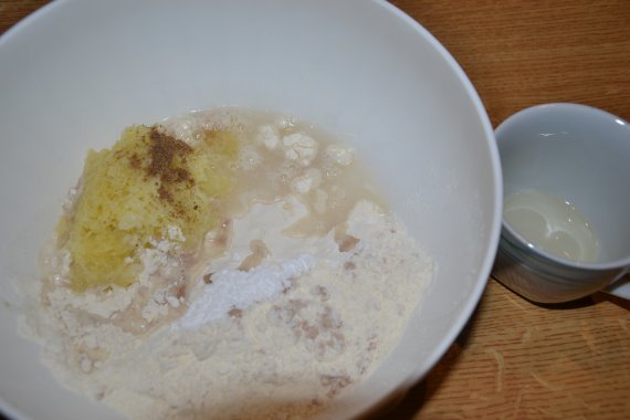 Do mouky rozdrobíme droždí, zaprášíme moučkovým cukrem, na jemném struhadle nastrouháme brambor, přidáme vodu a hněteme.