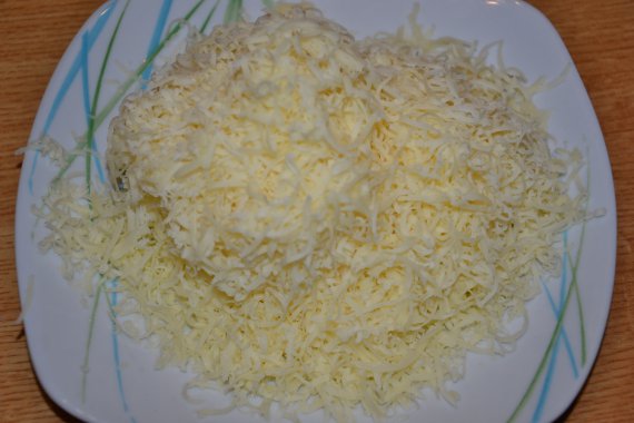 Sýr můžeme nastrouhat na jemném nebo hrubém struhadle. Dietáři pro optický klam volí samozřejmě jemné struhadlo!