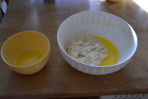 Tři čtvrtiny rozpuštěného másla přidáme do těsta